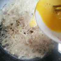 美味的金针菇瘦肉鸡蛋汤的做法图解七