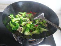 「念念不忘」西兰花炒肉做法图解6)