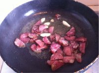 美味的土豆腊肠焖饭做法图解3)