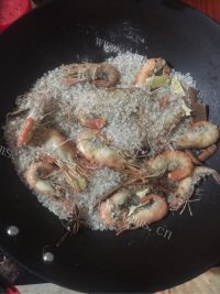 美味的盐焗大虾做法图解6)
