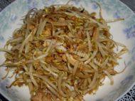 香气逼人的肉炒绿豆芽