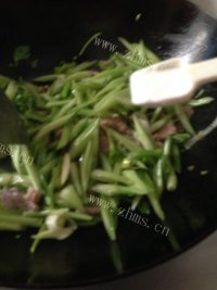 美味的肉片炒香芹做法图解8)