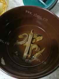 营养的墨鱼竹荪虫草排骨汤做法图解2)