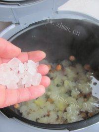 美味的银耳莲子炖雪梨做法图解5)