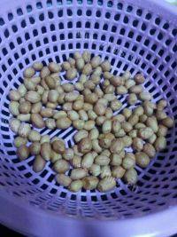 滋补的花生猪蹄汤做法图解2)
