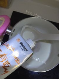 诱人的芒果牛奶布丁做法图解4)