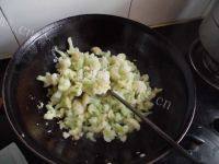 家常菜菜花炒肉做法图解6)