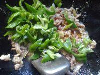 味道不错的青椒炒肉做法图解6)