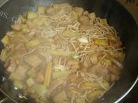 鲜美的猪肉炖酸菜粉条做法图解11)