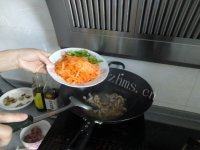 红萝卜炒肉做法图解5)