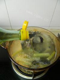 美味的滋补黑鱼汤做法图解8)