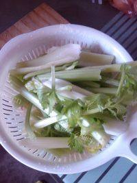 简单版芹菜炒肉丝做法图解4)