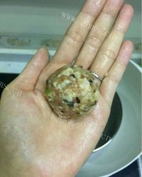 营养丰富的糯米肉丸子做法图解4)