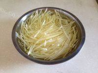 家常菜青椒土豆丝做法图解1)