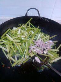 味道不错的芹菜炒肉做法图解3)