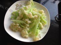 家常菜腊肉炒花菜做法图解3)