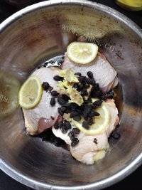 美味的腐乳豆豉蒸鸡做法图解7)