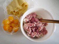 豆皮蛋黄卷做法图解1)
