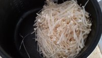 家常菜洋葱炒金针菇做法图解1)