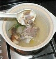 美味的猪骨腊味冻豆腐汤做法图解3)