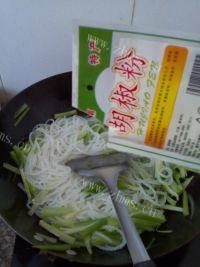 自己做的芹菜炒粉做法图解7)