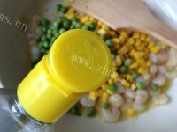家常菜玉米豌豆炒虾仁做法图解8)
