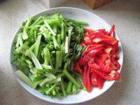 家常菜芹菜木耳炒肉做法图解2)
