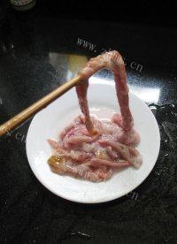家常菜鱼肠煎蛋做法图解3)
