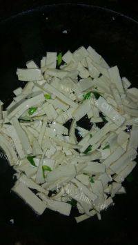 家常菜辣椒炒豆干做法图解5)