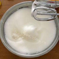 回味无穷的戚风蛋糕做法图解5)