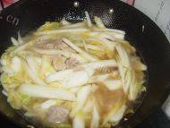 家常菜五花肉炖白菜做法图解5)