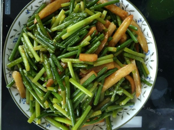 热腾腾的蒜薹土豆条