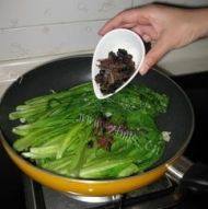 诱人的豆豉鲮鱼油麦菜做法图解2)