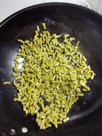 回味无穷的肉末酸豆角粉条做法图解4)