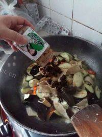 酱炒肉沫茄子做法图解9)
