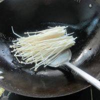 美味的金针菇丸子汤做法图解2)