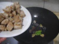 让人怀念的五花肉炖土豆做法图解5)