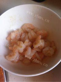 家常菜豌豆炒虾仁做法图解8)
