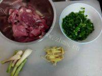 美味的皮蛋瘦肉粥做法图解4)