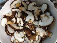 「DIY」香菇炒肉片做法图解3)