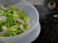 家常菜腊肠炒芹菜做法图解8)
