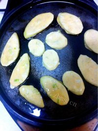 简单的煎茄饼做法图解4)