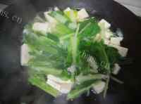 美味的小白菜豆腐汤做法图解4)