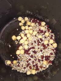 色泽鲜亮的红豆薏米汤做法图解3)