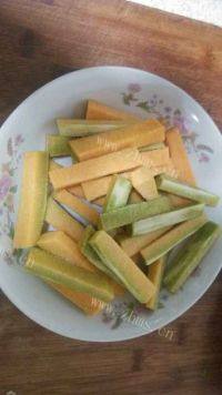 口感极佳的炸南瓜条做法图解2)