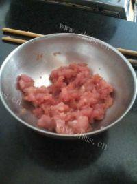 美味的炸肉丸做法图解1)