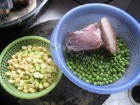 蚕豆腊肉焖饭做法图解1)