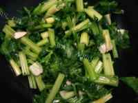 家常菜芹菜炒香干做法图解5)