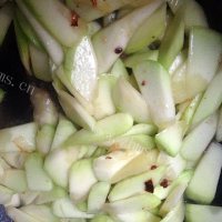 家常菜西葫芦炒番茄做法图解5)
