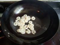 美味青椒炒白虾仁做法图解9)